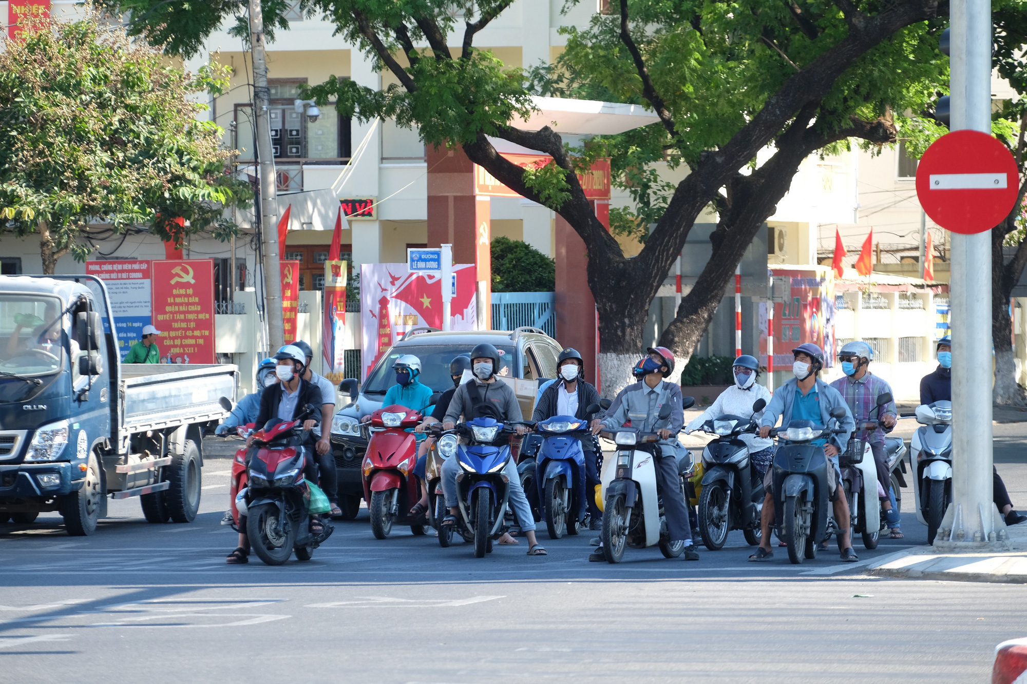 Người chạy thận lao đao trong ng&agrave;y đầu Bệnh viện Đ&agrave; Nẵng phong tỏa ho&agrave;n to&agrave;n - Ảnh 12.