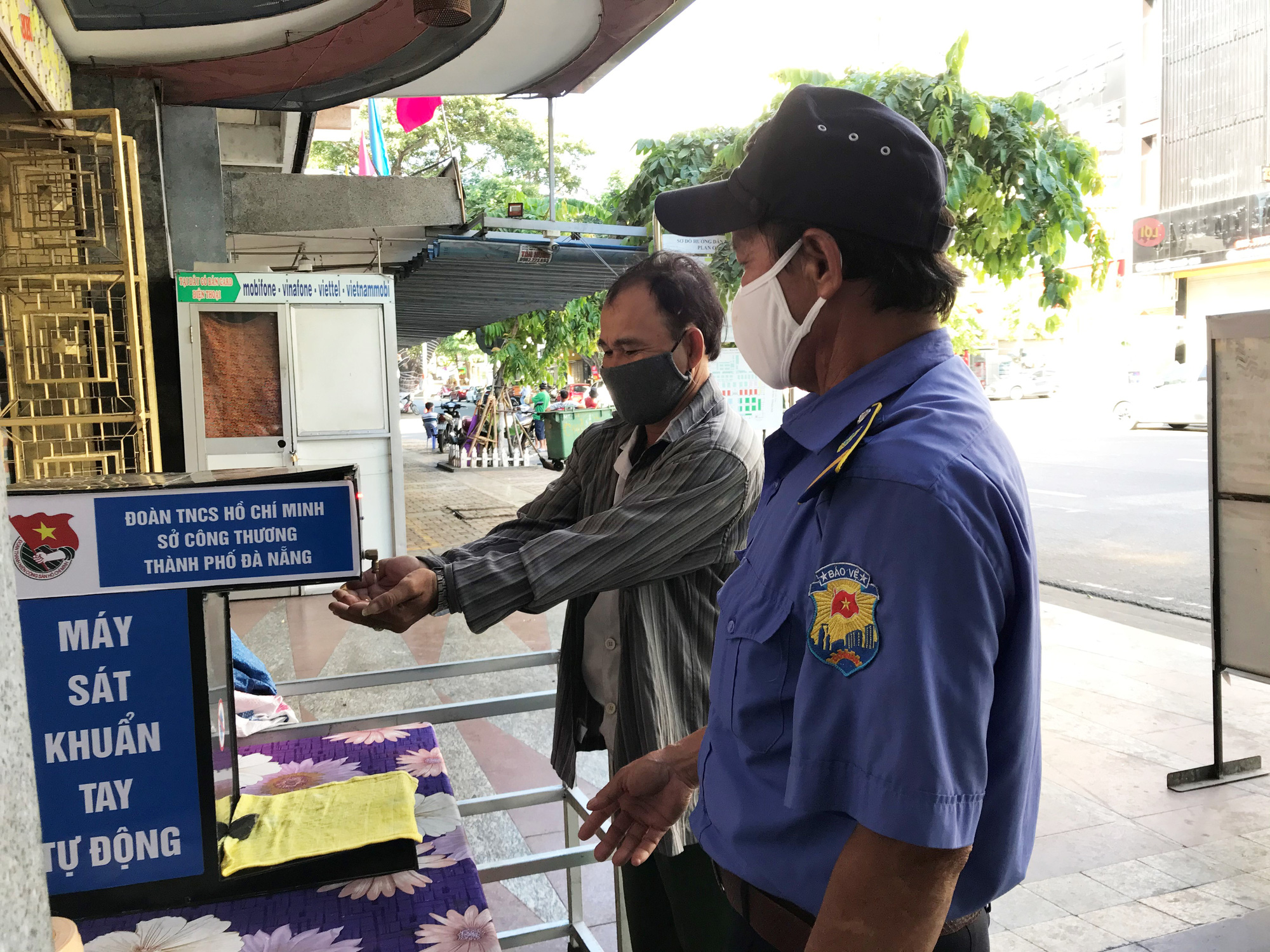 Người chạy thận lao đao trong ng&agrave;y đầu Bệnh viện Đ&agrave; Nẵng phong tỏa ho&agrave;n to&agrave;n - Ảnh 15.