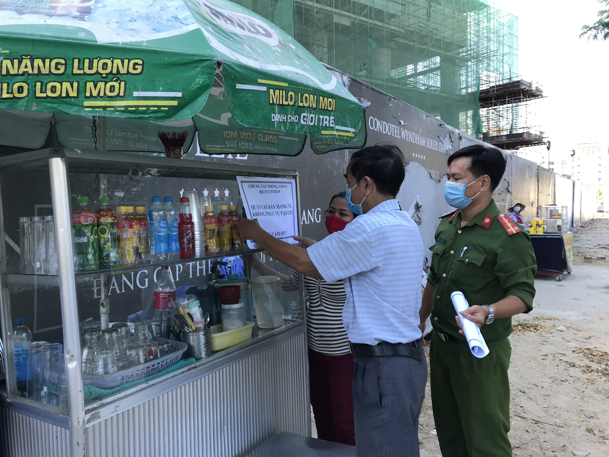 Người chạy thận lao đao trong ng&agrave;y đầu Bệnh viện Đ&agrave; Nẵng phong tỏa ho&agrave;n to&agrave;n - Ảnh 16.