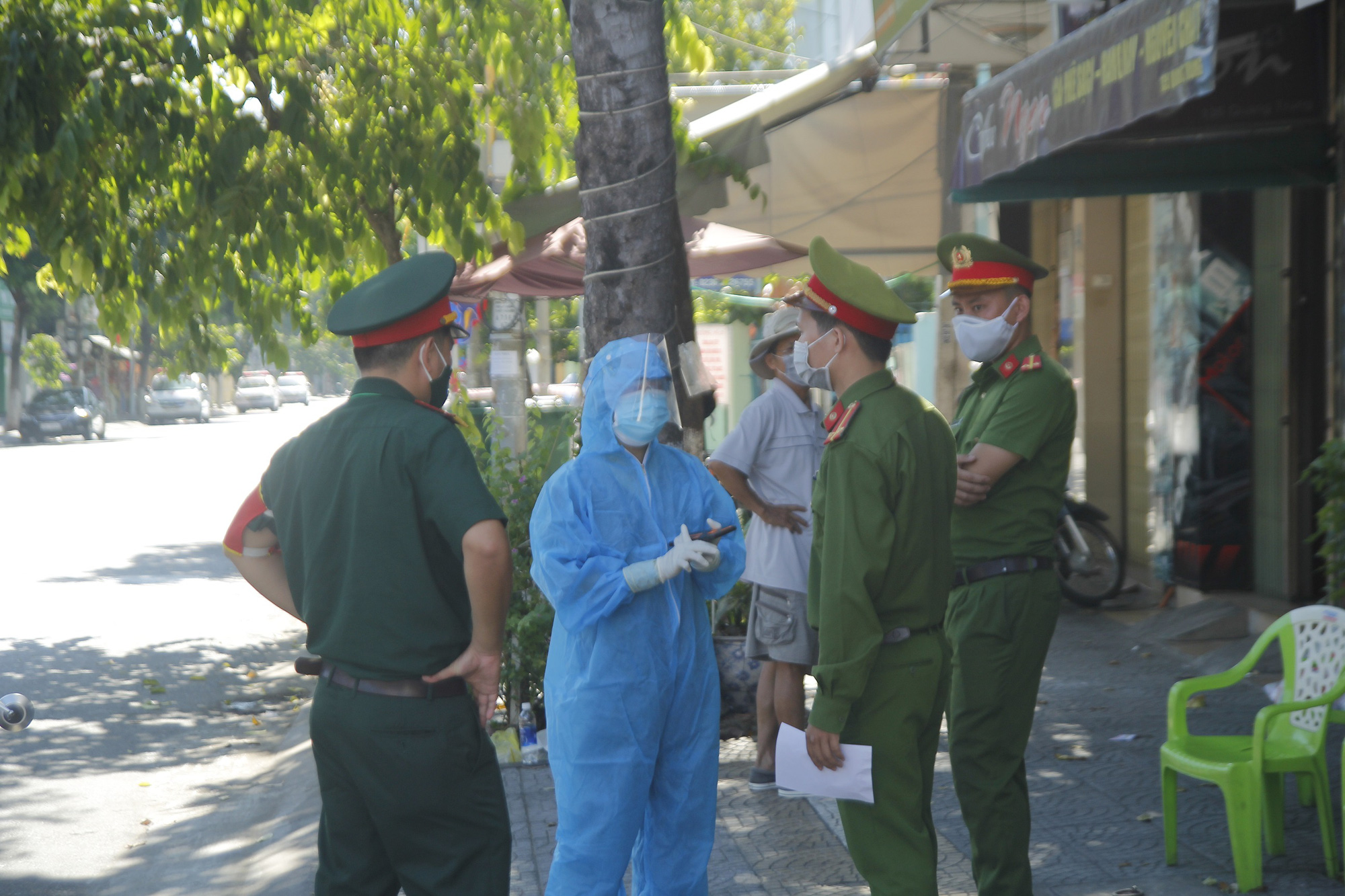 Người chạy thận lao đao trong ng&agrave;y đầu Bệnh viện Đ&agrave; Nẵng phong tỏa ho&agrave;n to&agrave;n - Ảnh 6.