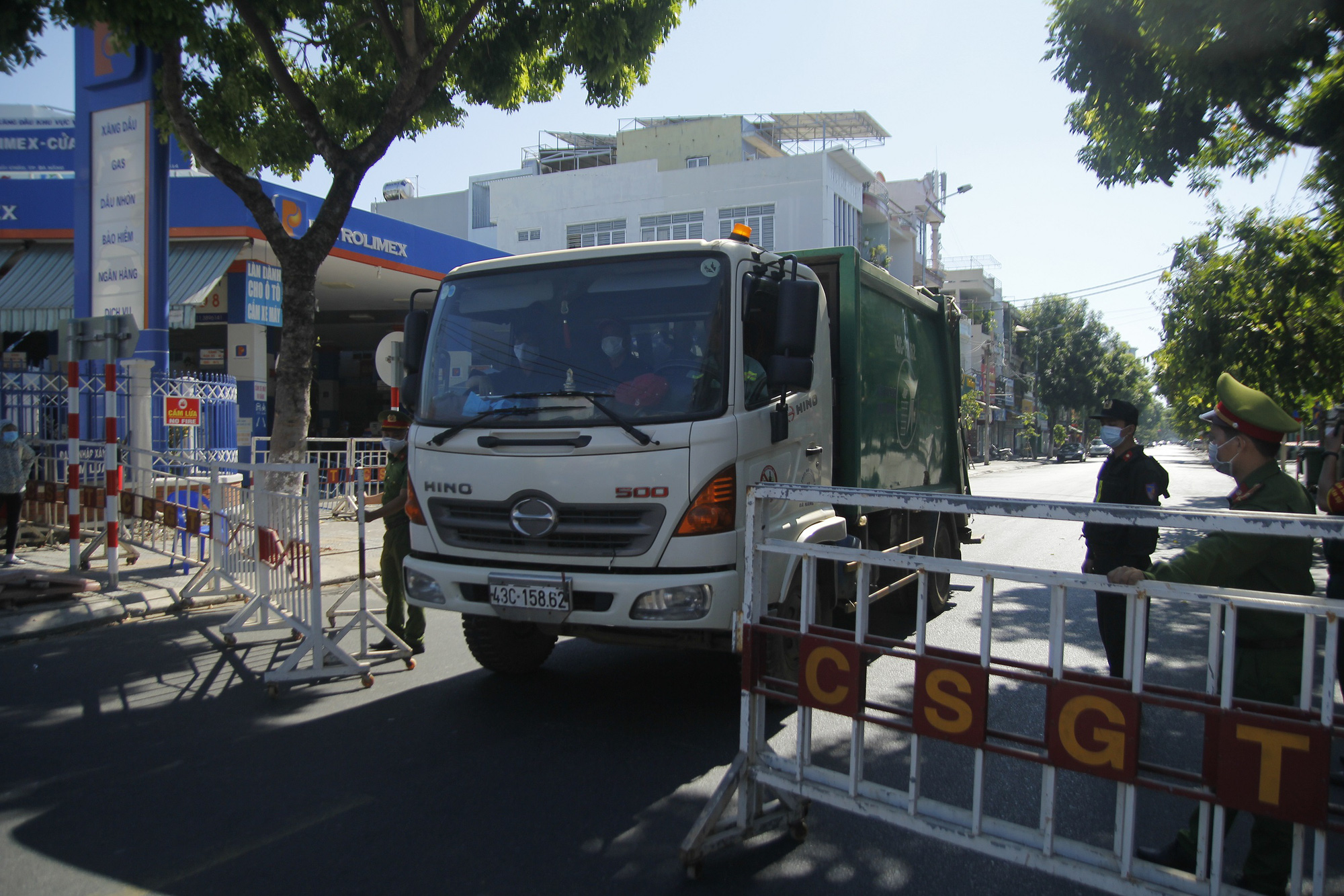 Người chạy thận lao đao trong ng&agrave;y đầu Bệnh viện Đ&agrave; Nẵng phong tỏa ho&agrave;n to&agrave;n - Ảnh 7.