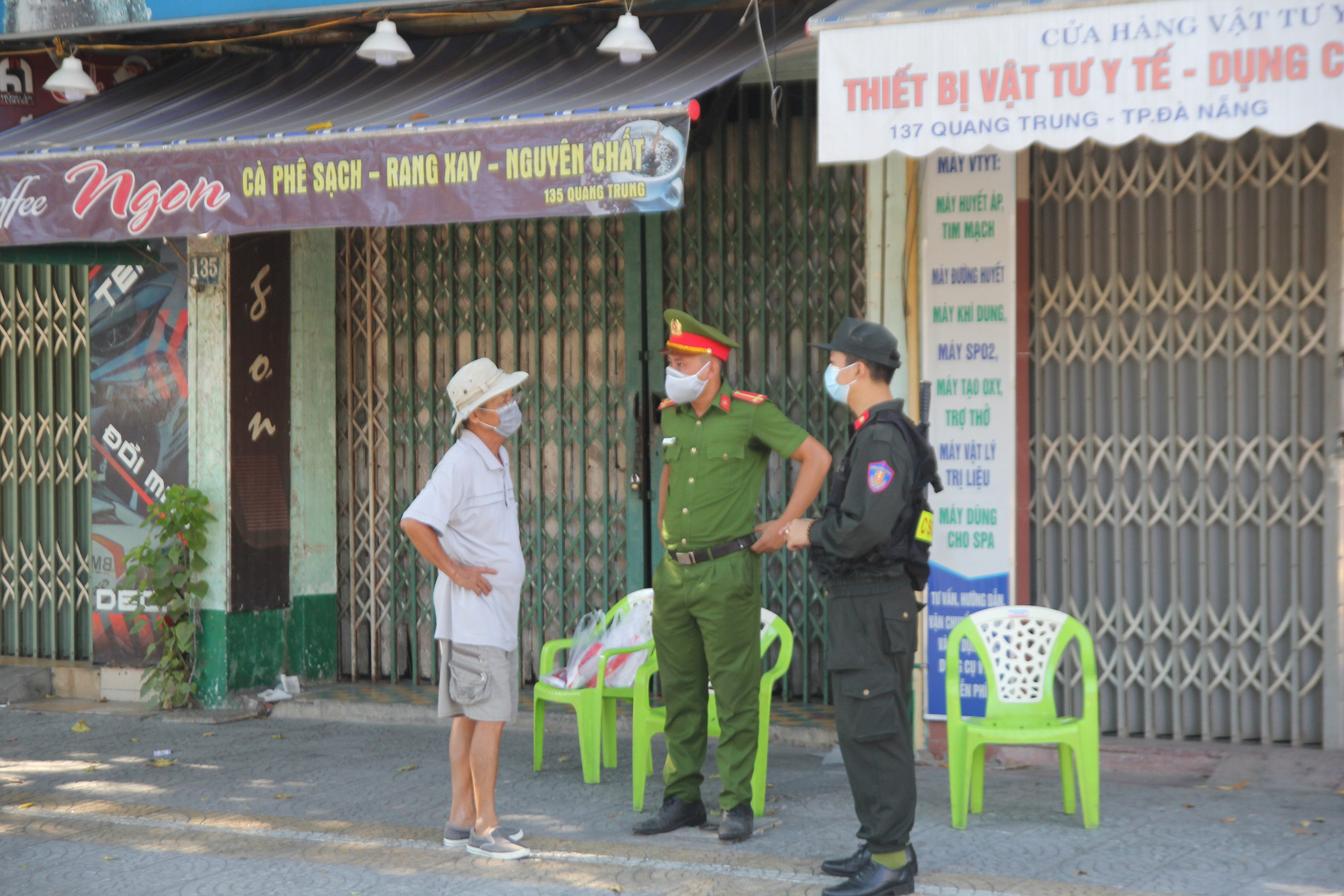 Người chạy thận lao đao trong ng&agrave;y đầu Bệnh viện Đ&agrave; Nẵng phong tỏa ho&agrave;n to&agrave;n - Ảnh 8.