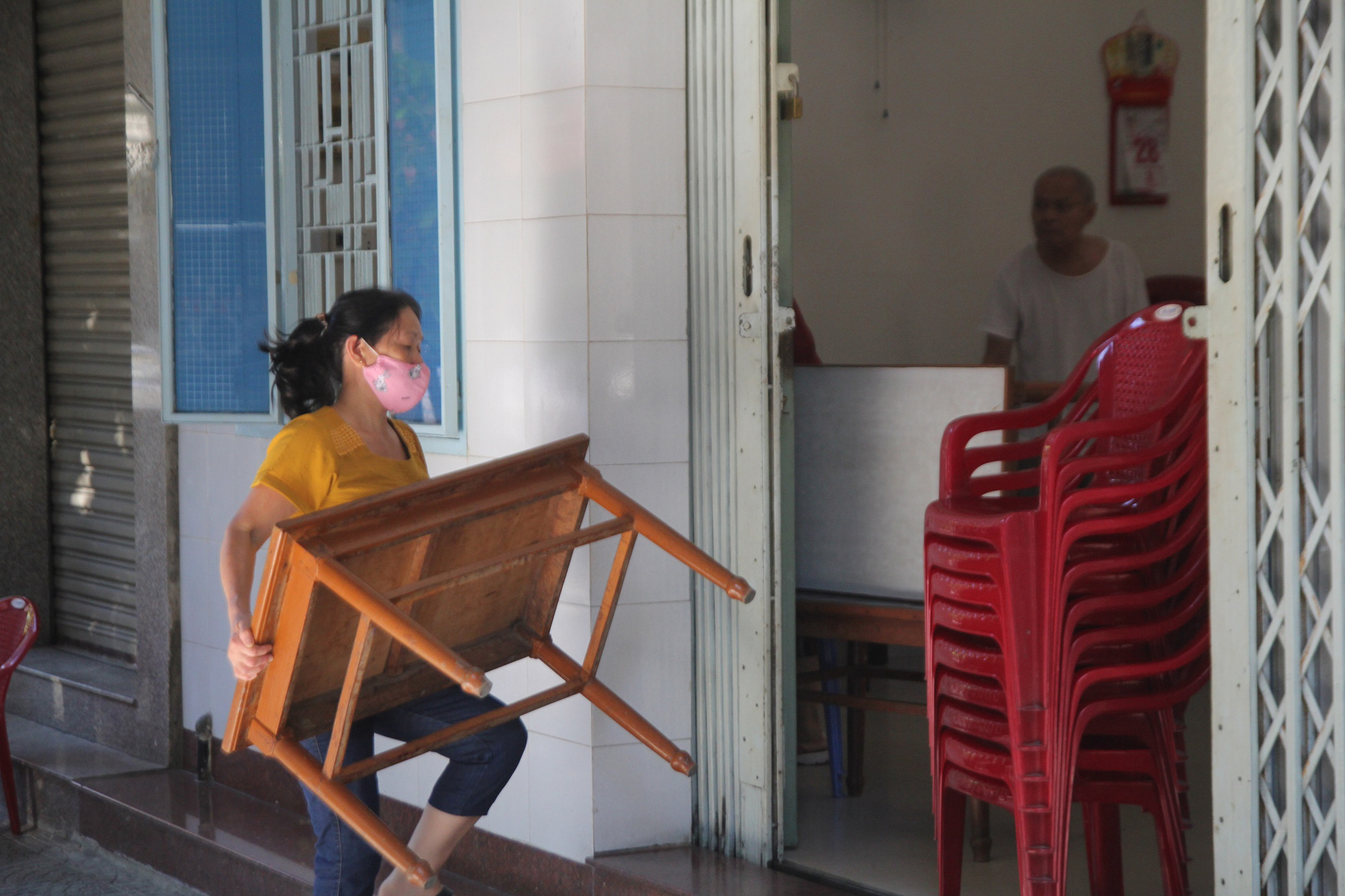 Người chạy thận lao đao trong ng&agrave;y đầu Bệnh viện Đ&agrave; Nẵng phong tỏa ho&agrave;n to&agrave;n - Ảnh 10.