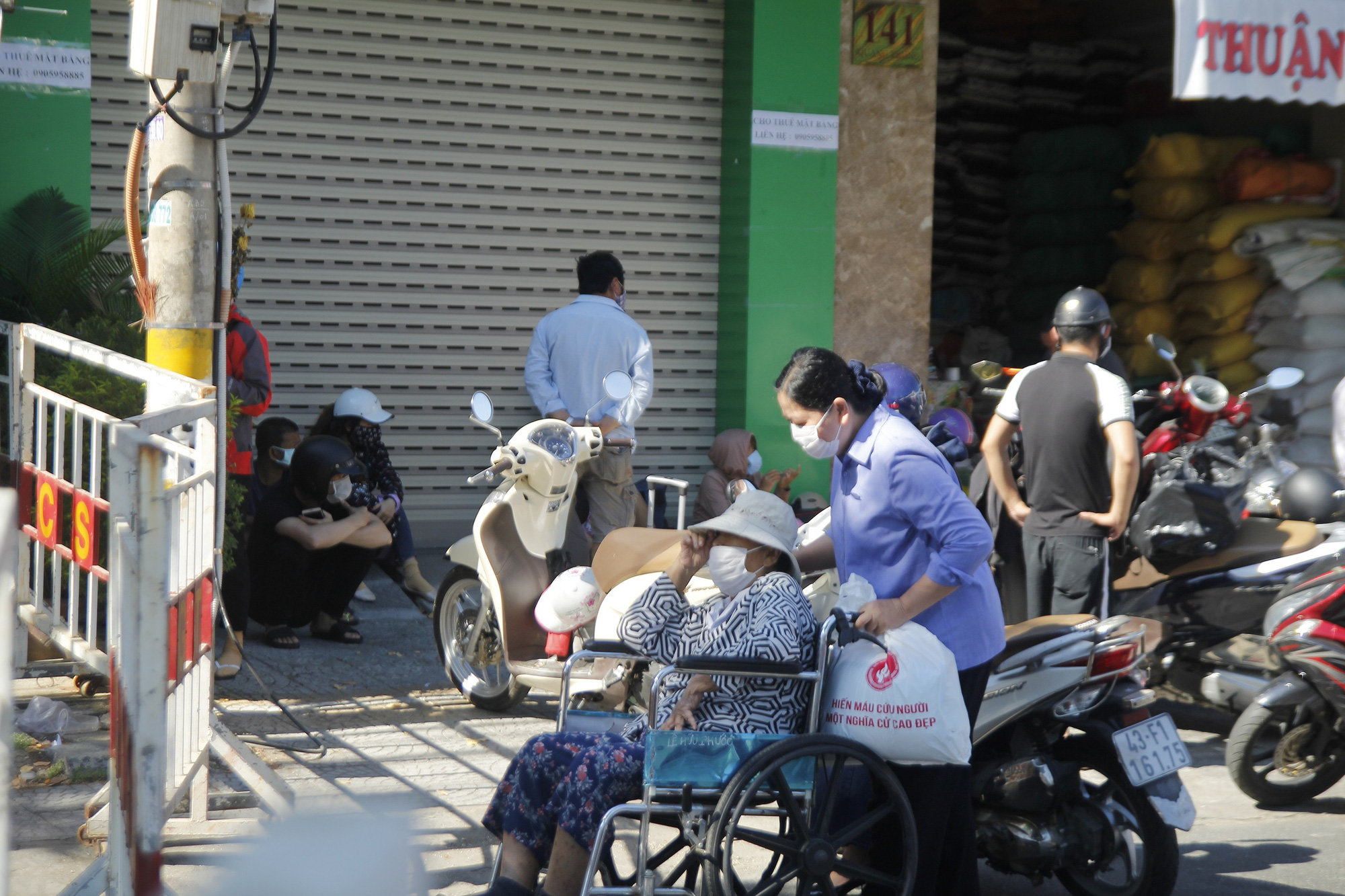 Người chạy thận lao đao trong ng&agrave;y đầu Bệnh viện Đ&agrave; Nẵng phong tỏa ho&agrave;n to&agrave;n - Ảnh 1.