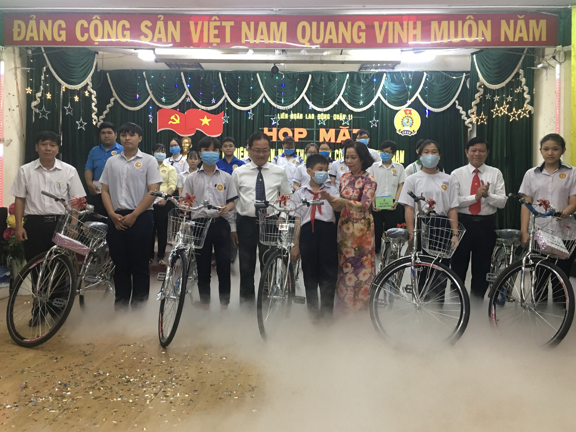 Tôn vinh cán bộ Công đoàn, công nhân tiêu biểu - Ảnh 7.