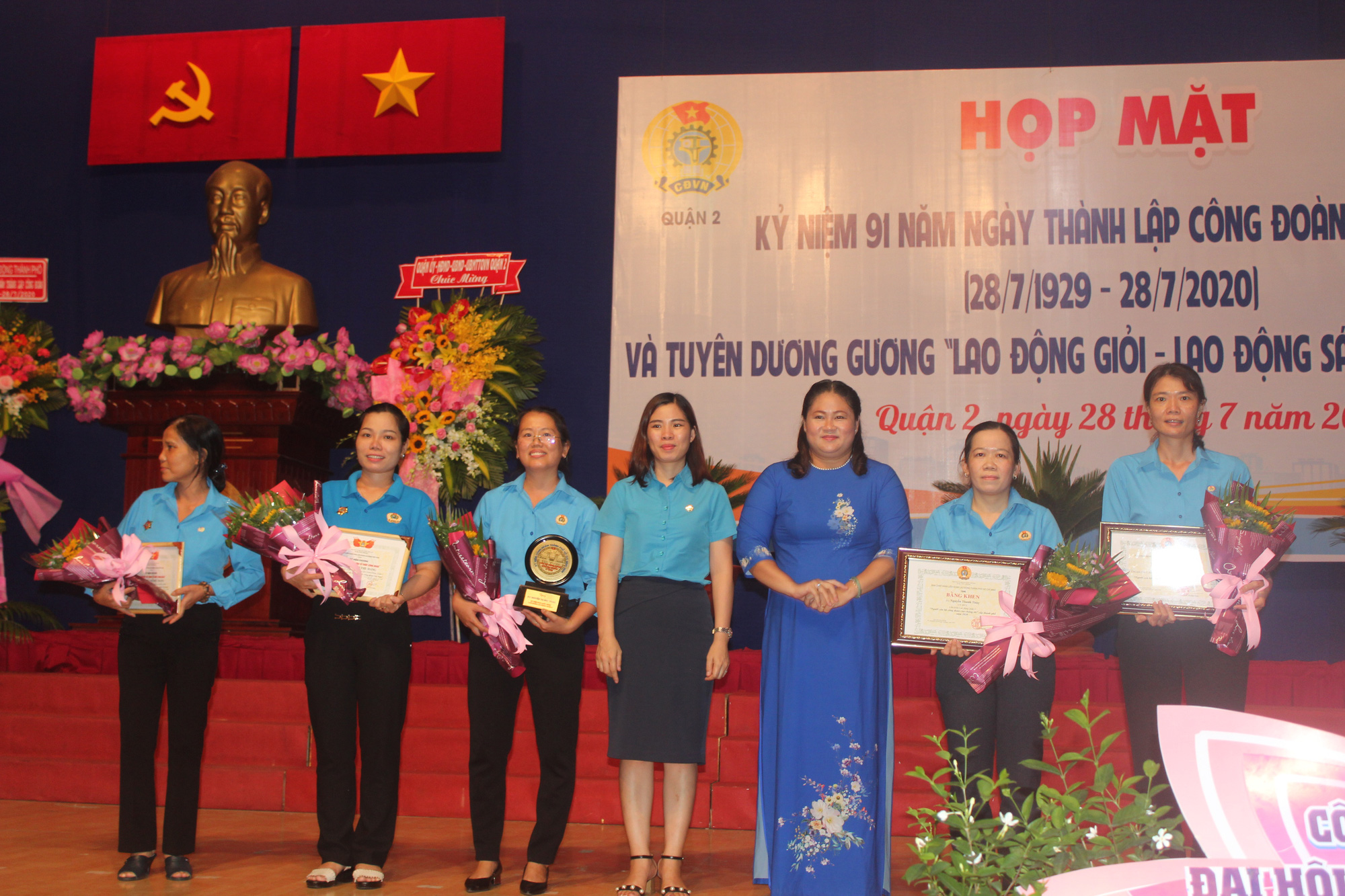 Tôn vinh cán bộ Công đoàn, công nhân tiêu biểu - Ảnh 3.