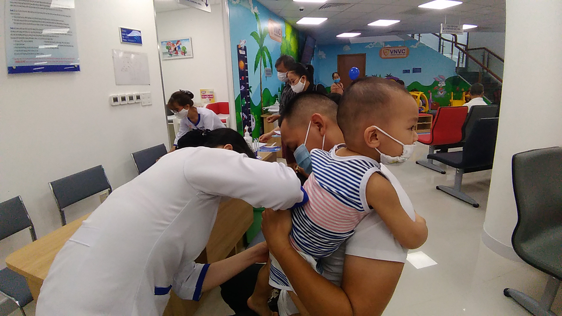 Sáng 28-7, đưa 2 trung tâm tiêm chủng tại miền Đông và miền Trung vào hoạt động