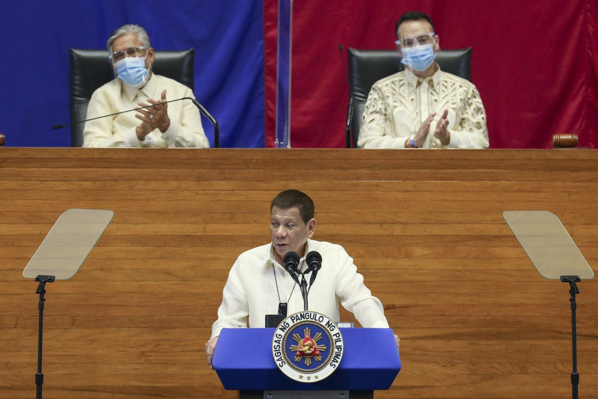 Tổng thống Duterte hỏi mua vắc-xin Covid-19 của Trung Quốc