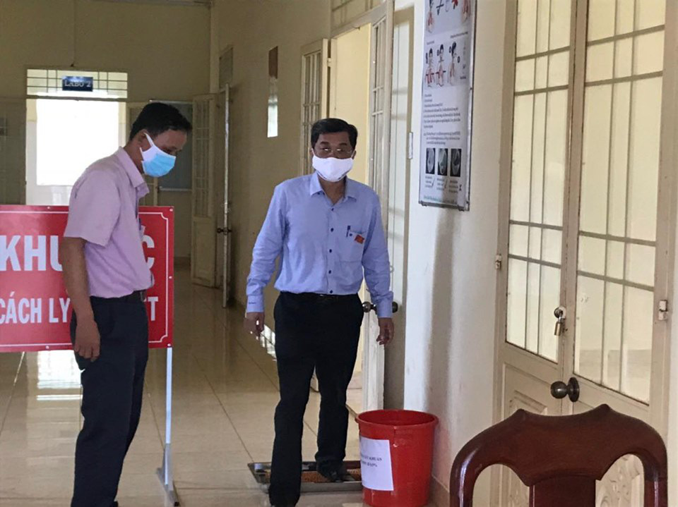 Phong tỏa 1 khoa của bệnh viện, truy tìm người đi chung xe khách có người mắc Covid-19