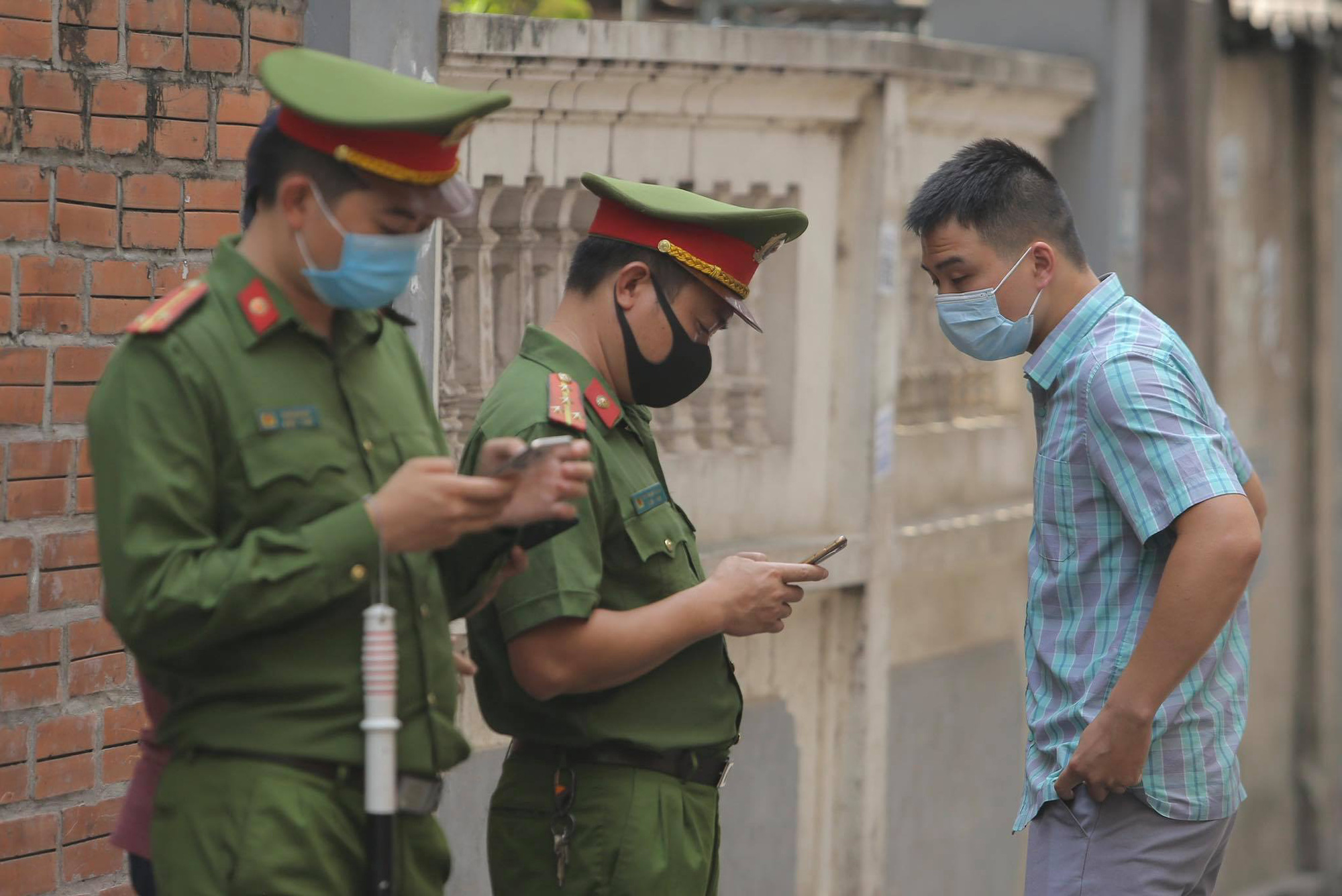 H&agrave; Nội: Phong tỏa một khu d&acirc;n cư v&igrave; c&oacute; trường hợp nghi mắc Covid-19 - Ảnh 7.