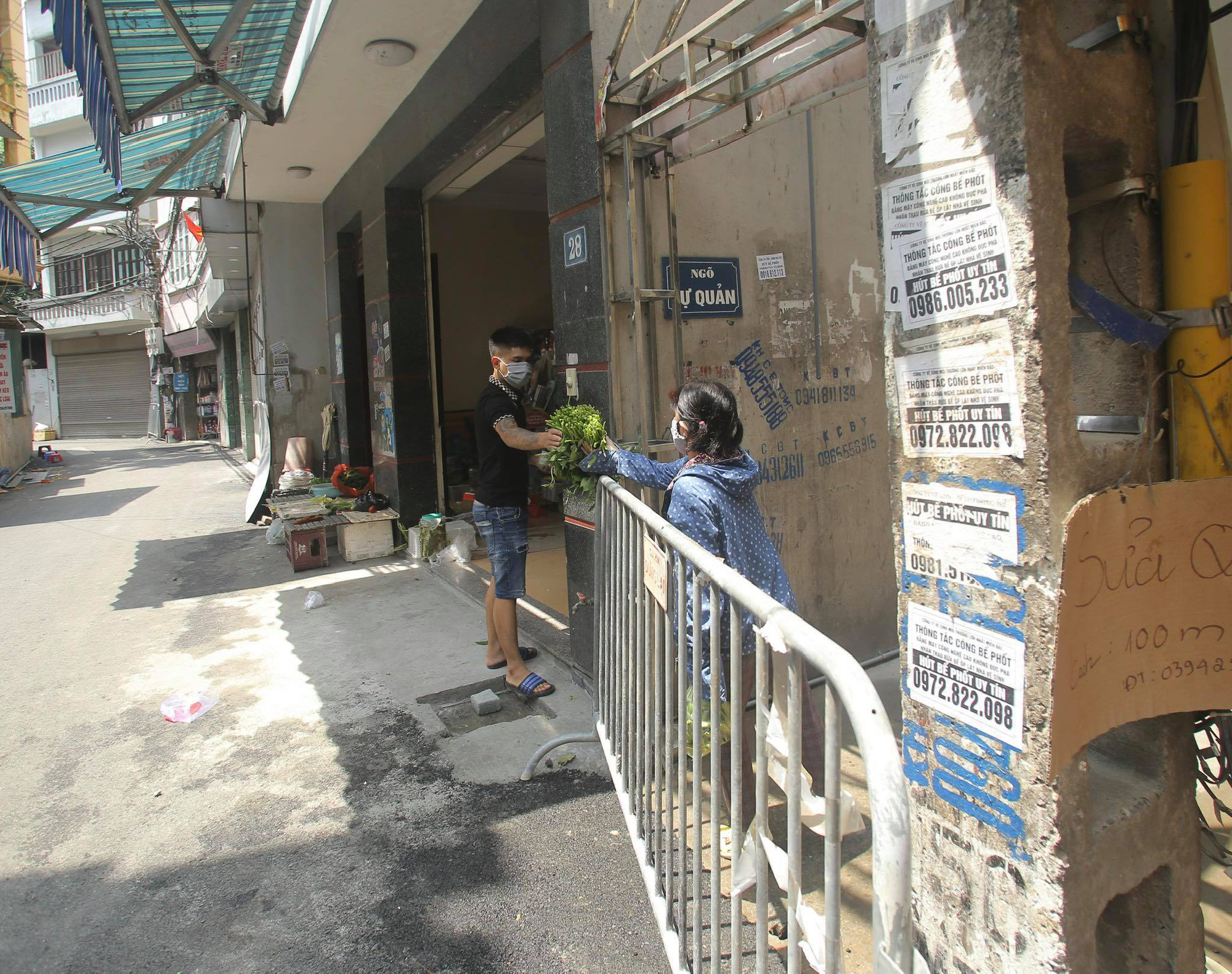 H&agrave; Nội: Phong tỏa một khu d&acirc;n cư v&igrave; c&oacute; trường hợp nghi mắc Covid-19 - Ảnh 10.