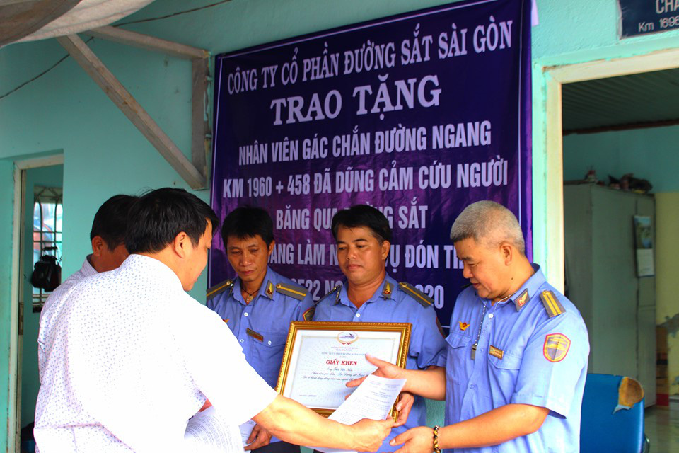 Khen thưởng nam nhân viên gác chắn cứu người