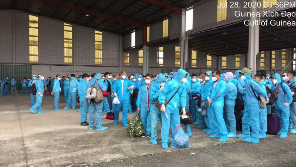 Cấp cứu 2 hành khách khó thở trên chuyến bay đón 129 bệnh nhân Covid-19 từ Guinea Xích đạo - Ảnh 11.