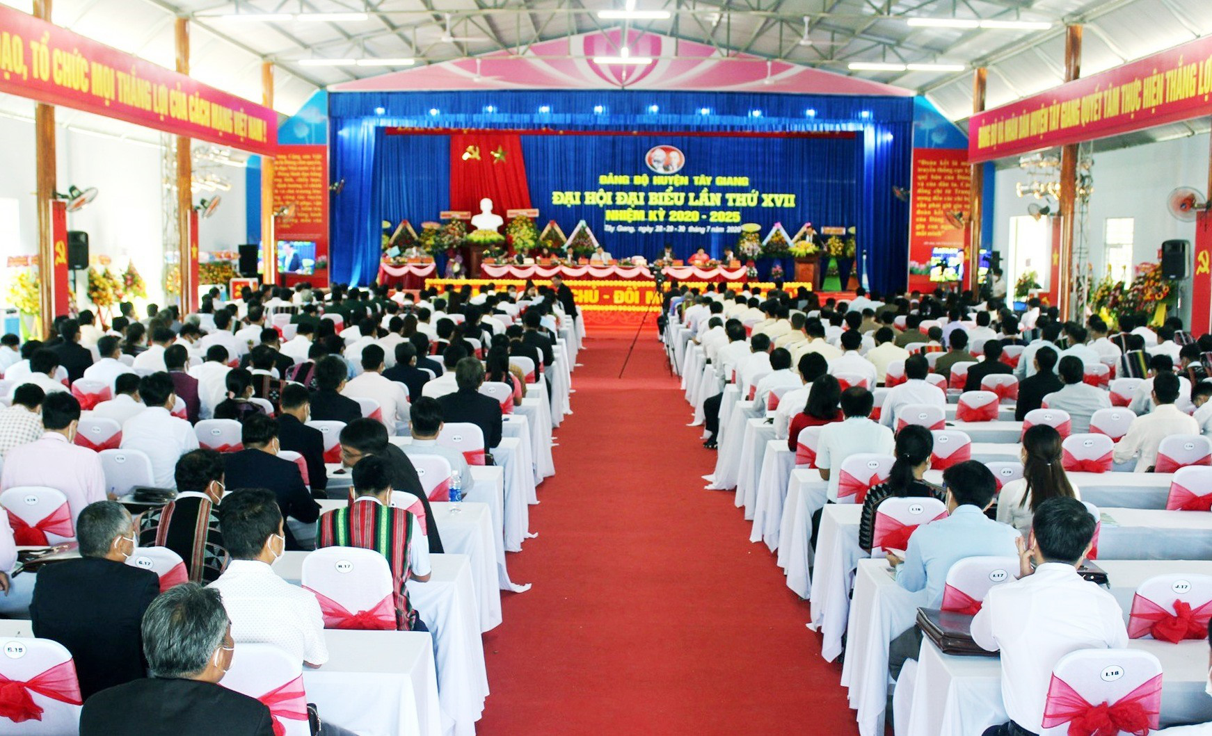 Phó bí thư Huyện ủy Tây Giang rớt ban chấp hành Đảng bộ huyện - Ảnh 1.