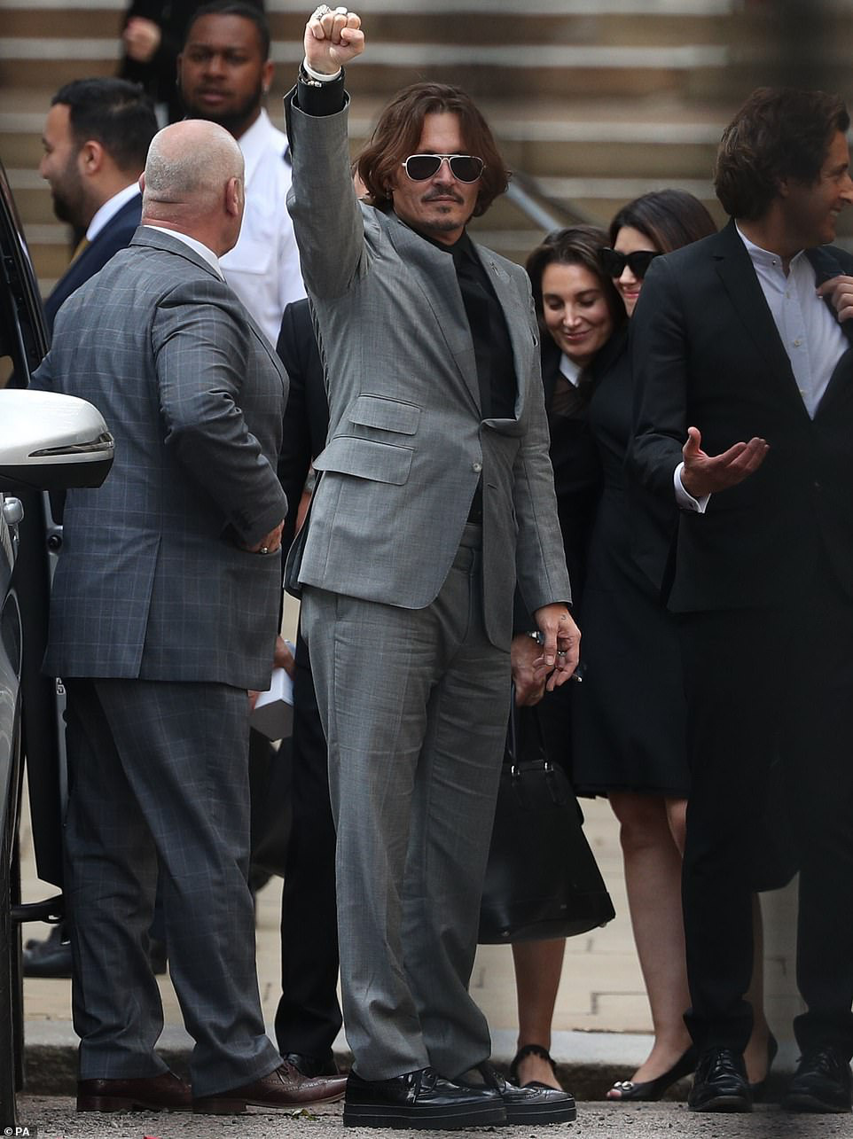 “Cướp biển” Johnny Depp khẳng định mình là nạn nhân bị bạo hành - Ảnh 1.