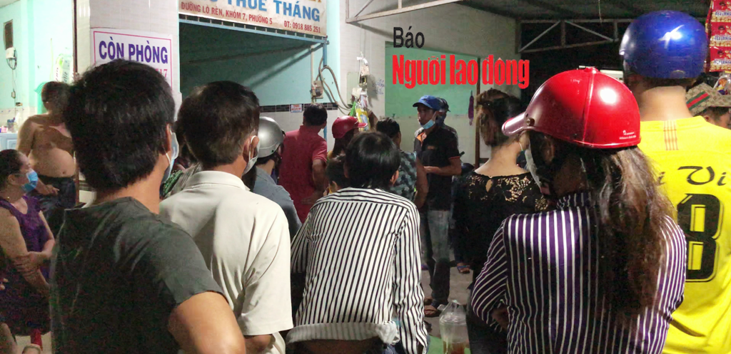 CLIP: Nhiều người kéo đến xem thi thể thợ hồ bốc mùi trong phòng trọ