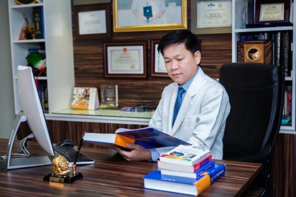 Bác sĩ làm thơ động viên "người tình Đà Nẵng" vượt qua Covid-19