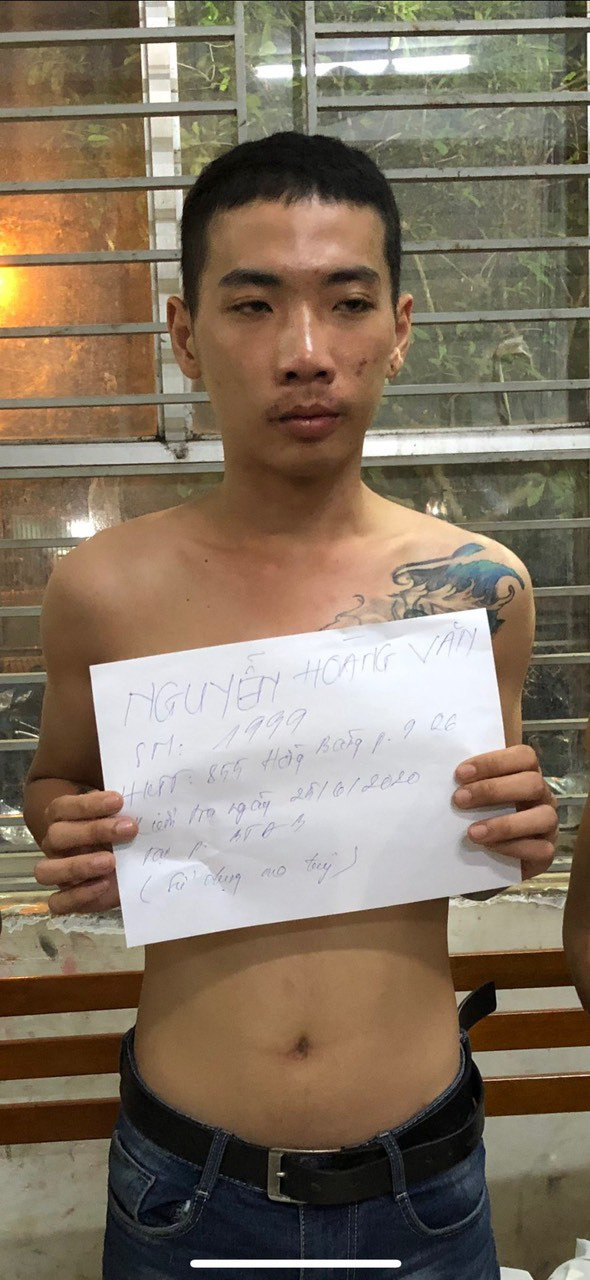 TP HCM: Bắt băng chuyên dụ người đồng tính vào khách sạn cướp tài sản - Ảnh 1.