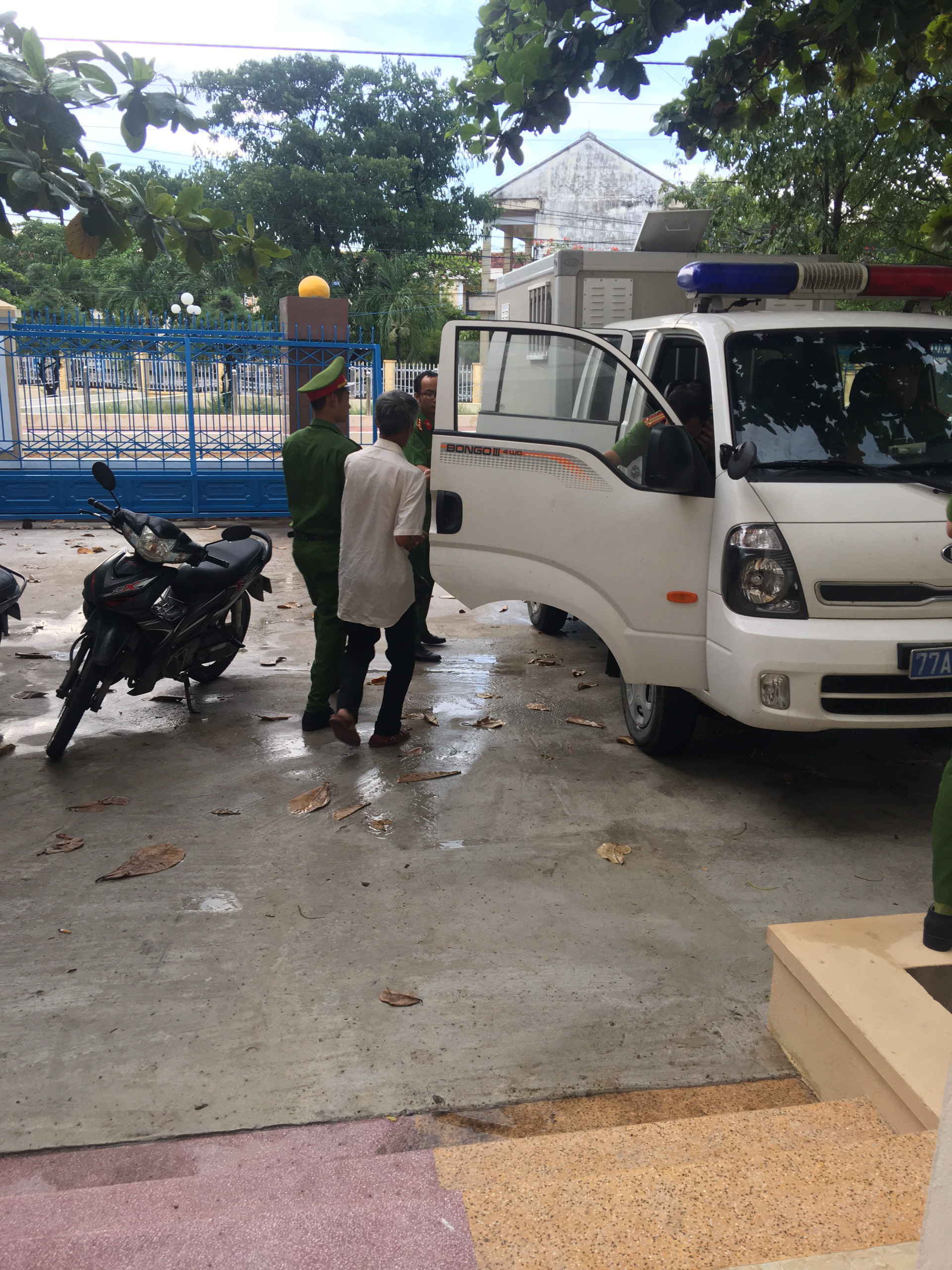 Bắt khẩn cấp gã “dê cụ” hiếp dâm bé gái 8 tuổi - Ảnh 1.