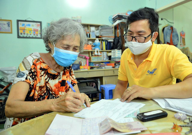 Nhận lương hưu, trợ cấp BHXH để ph&ograve;ng dịch Covid-19 trong t&igrave;nh h&igrave;nh mới thế n&agrave;o? - Ảnh 1.