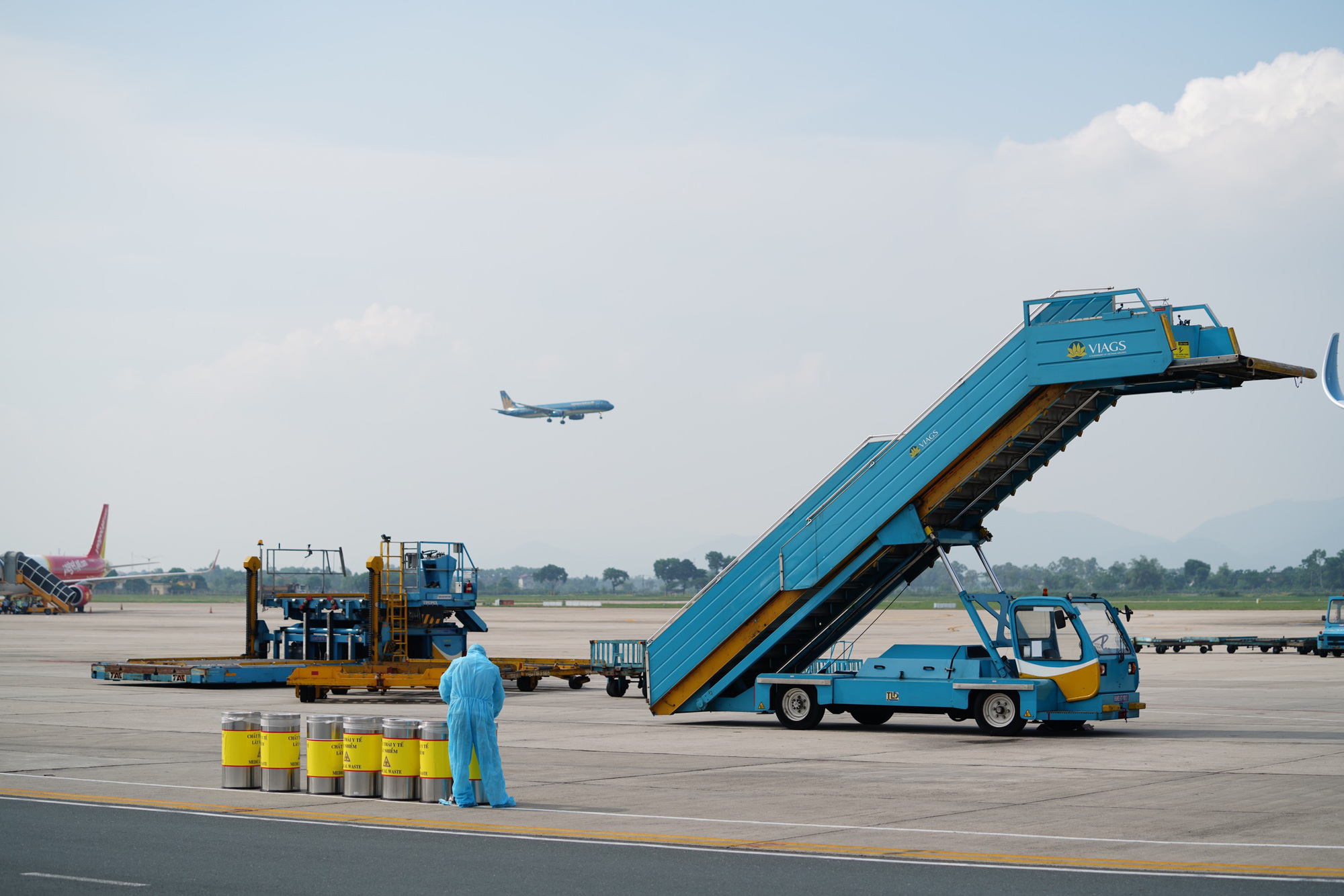 Cận cảnh c&ocirc;ng nh&acirc;n từ Guinea X&iacute;ch đạo về với đất Việt - Ảnh 11.