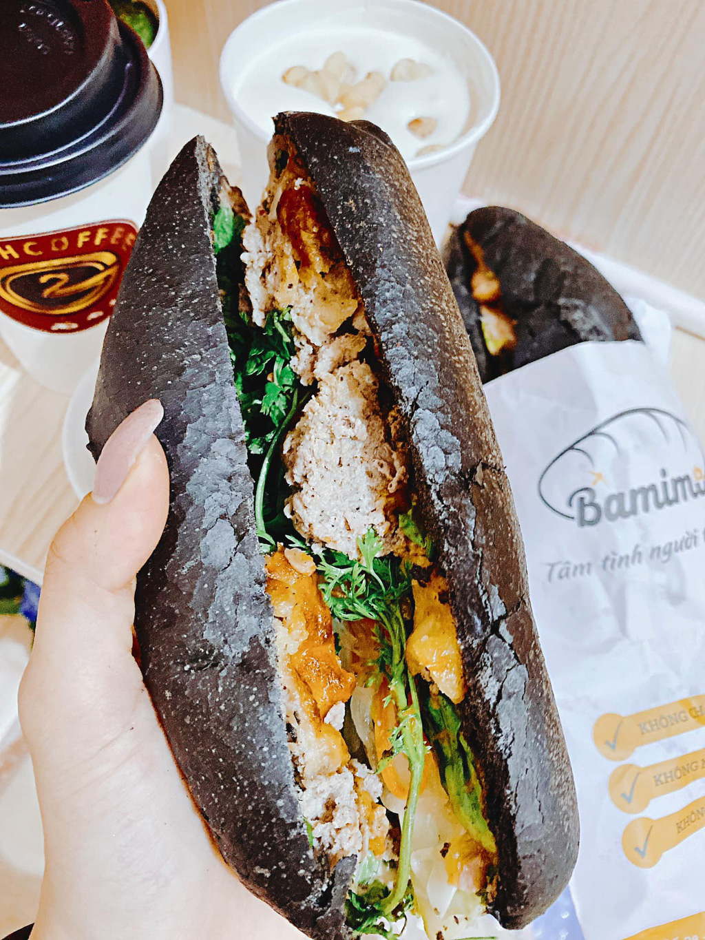 B&aacute;nh m&igrave; đen như than v&agrave; những kiểu độc lạ chỉ c&oacute; ở Việt Nam - Ảnh 2.