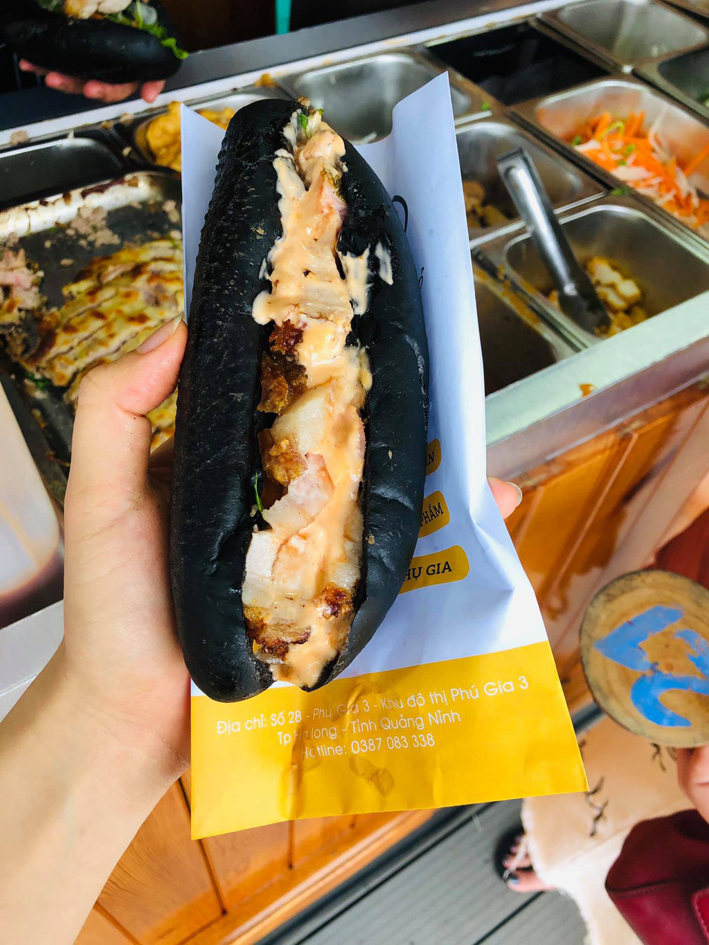B&aacute;nh m&igrave; đen như than v&agrave; những kiểu độc lạ chỉ c&oacute; ở Việt Nam - Ảnh 3.