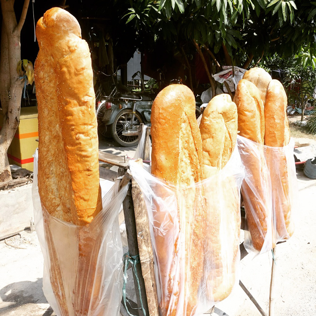 B&aacute;nh m&igrave; đen như than v&agrave; những kiểu độc lạ chỉ c&oacute; ở Việt Nam - Ảnh 10.
