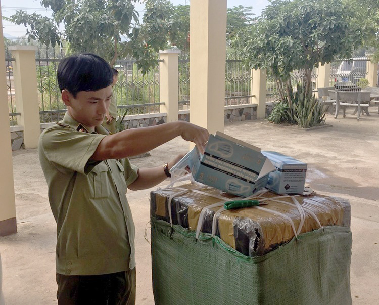 Bất ngờ kiểm tra hành chính, lòi hơn 70.000 khẩu trang y tế không chứng từ