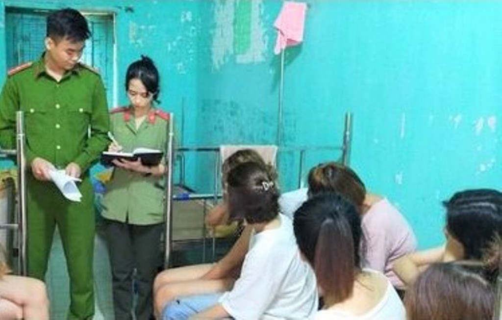 Đấu thầu xong, nhóm thanh niên xăm trổ đi "bay lắc" cùng 12 nữ nhân viên quán karaoke