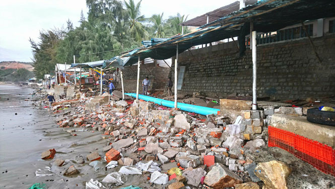 Cấp bách cứu bờ biển