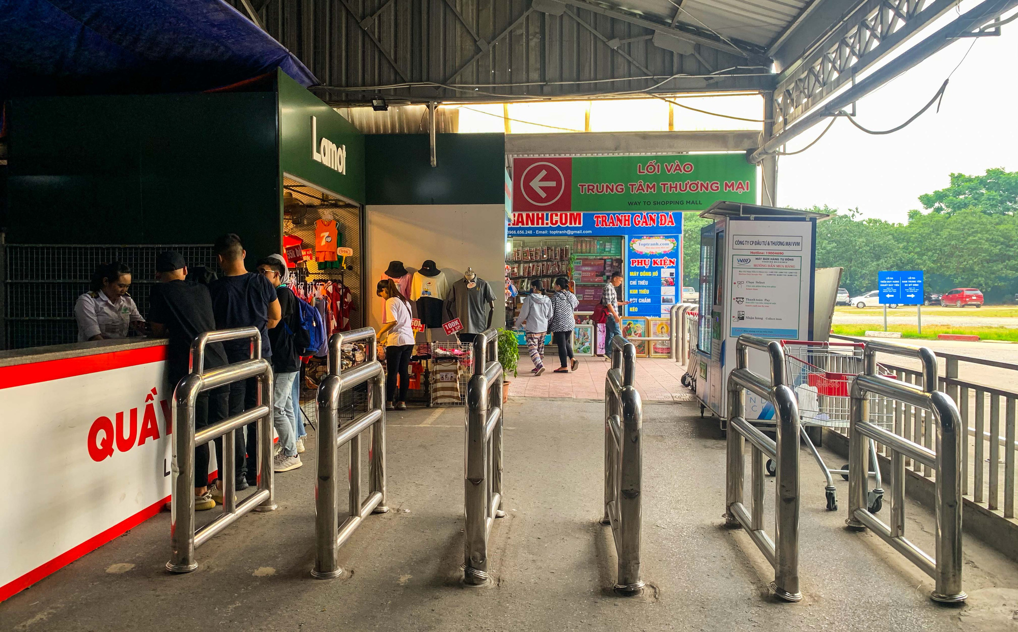 Nhiều trung tâm thương mại lơ là trong việc phòng chống dịch Covid-19 - Ảnh 7.
