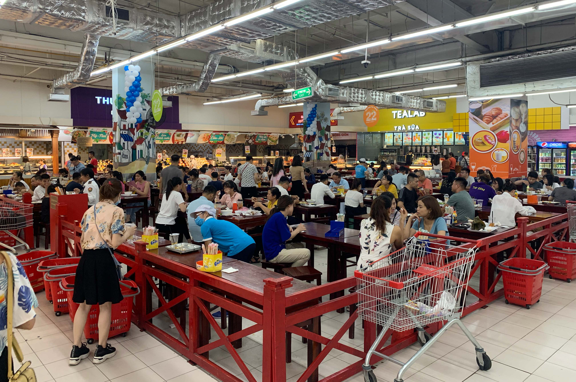 Nhiều trung tâm thương mại lơ là trong việc phòng chống dịch Covid-19 - Ảnh 8.