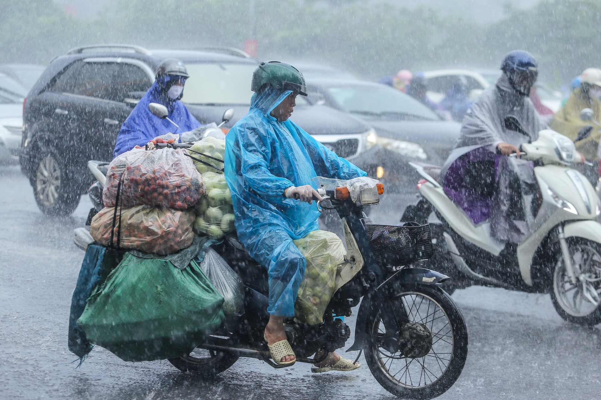 Người dân túm tụm dưới chân cầu vượt trong trận mưa vàng - Ảnh 10.