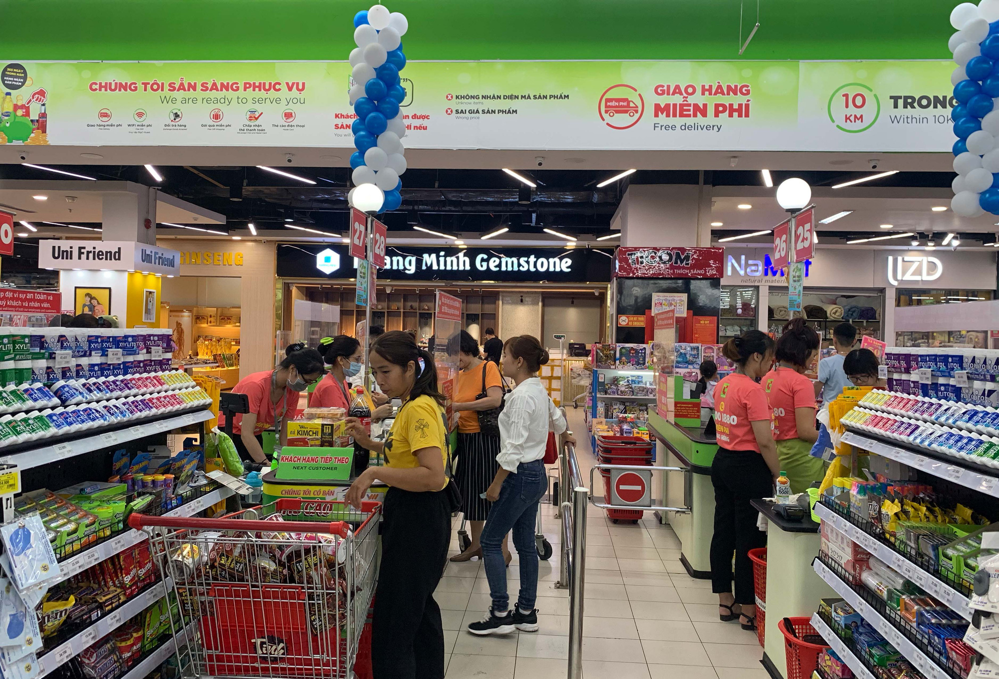 Nhiều trung tâm thương mại lơ là trong việc phòng chống dịch Covid-19 - Ảnh 10.