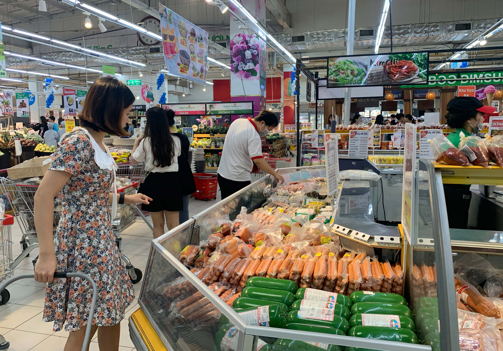 Nhiều trung tâm thương mại lơ là trong việc phòng chống dịch Covid-19 - Ảnh 12.