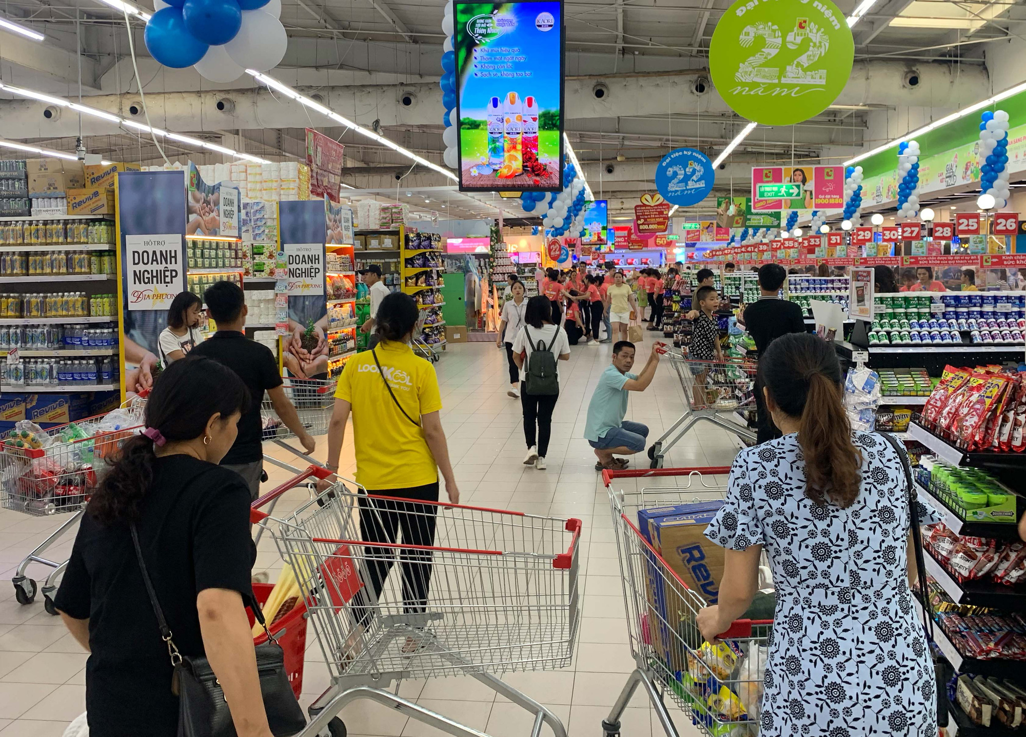 Nhiều trung tâm thương mại lơ là trong việc phòng chống dịch Covid-19 - Ảnh 13.