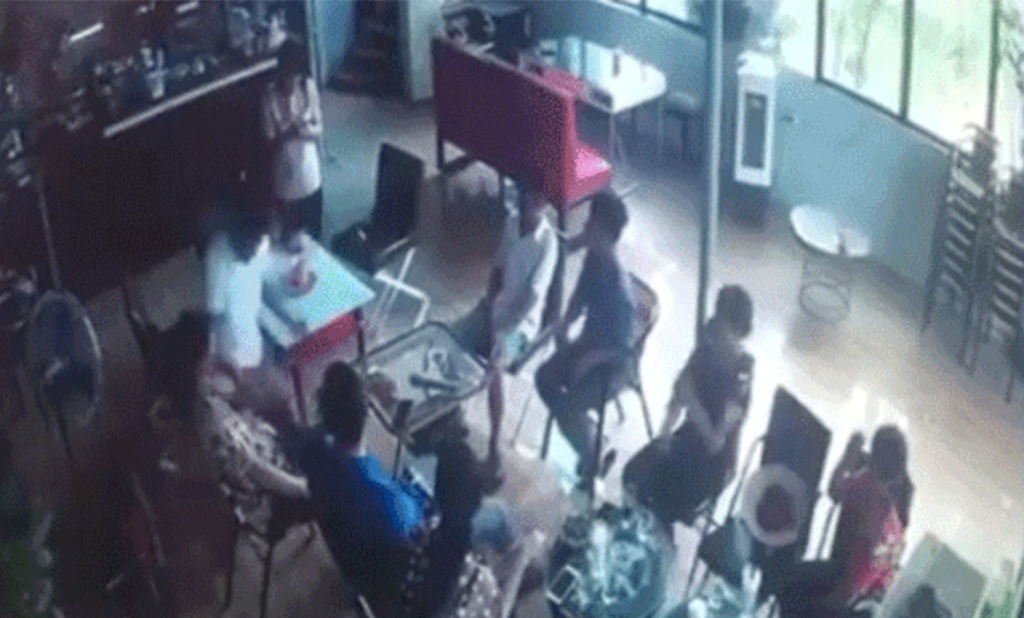 Đang uống cà phê, bị bạn bất ngờ dùng dao đâm tử vong
