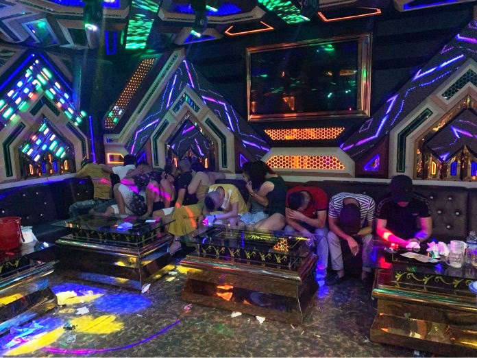 Bắt quả tang 20 nam, nữ mở "đại tiệc" ma túy tại phòng hát karaoke