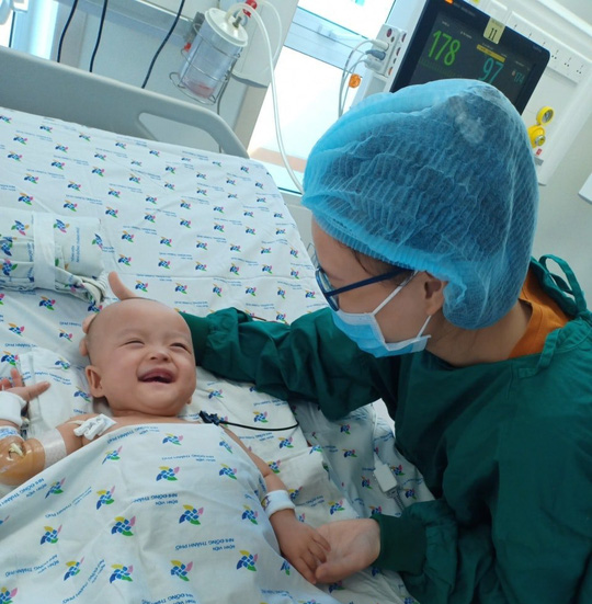 Nhìn nụ cười Diệu Nhi-Trúc Nhi như xoa dịu đi căng thẳng vì đại dịch Covid-19