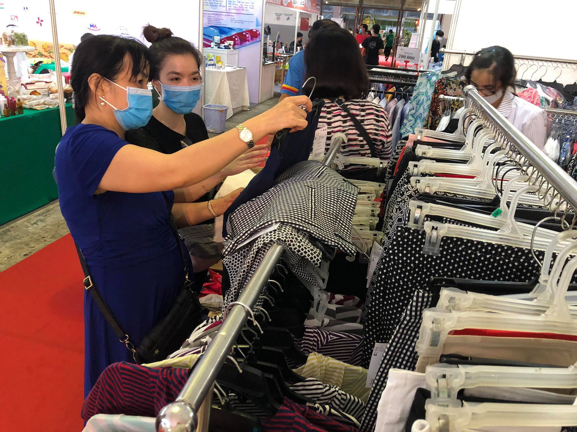 Đầy ắp khuyến mãi tại hội chợ Tôn vinh hàng Việt năm 2020 - Ảnh 1.