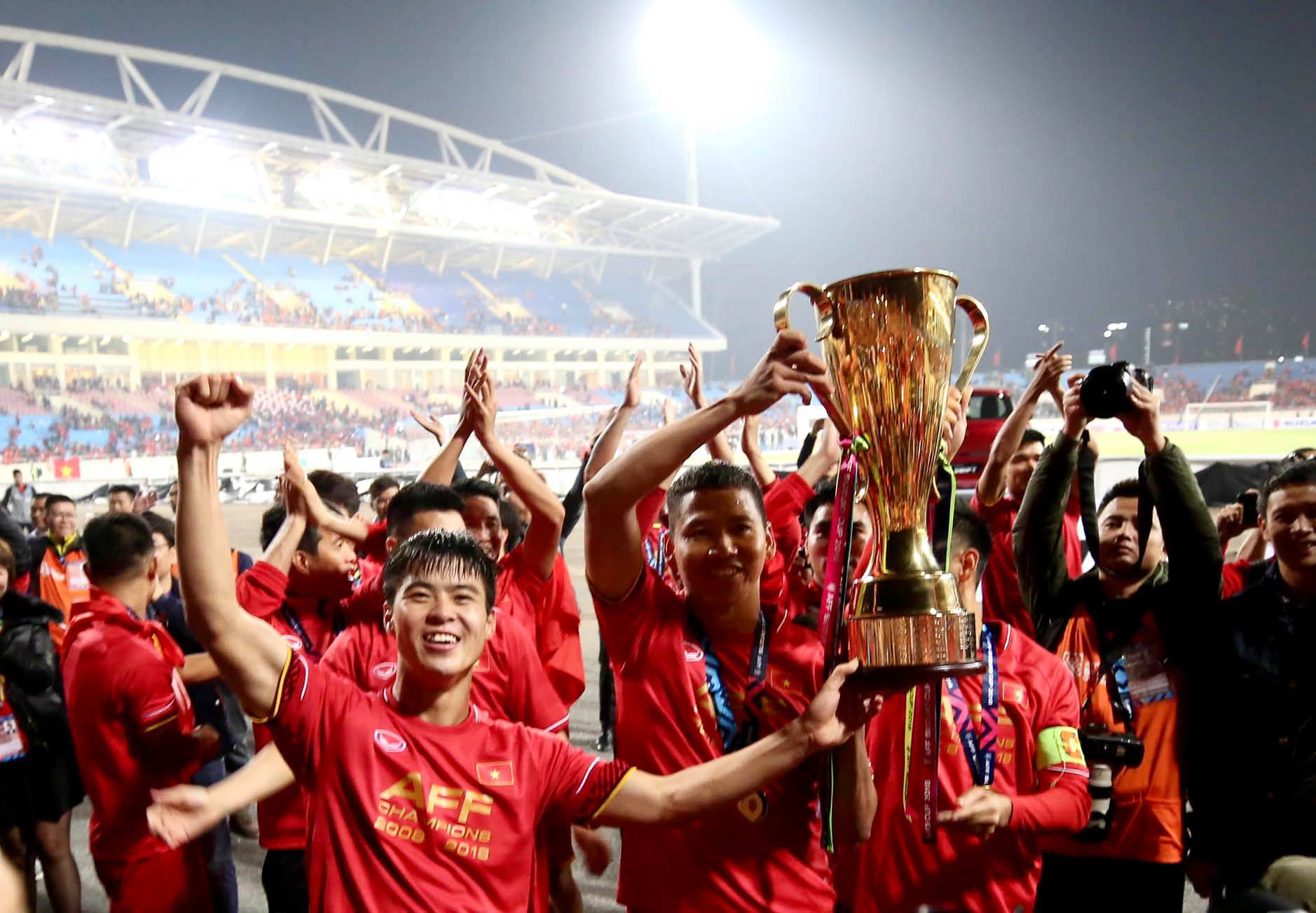 Dịch Covid: AFF Cup dời sang 2021, V-League dễ thở