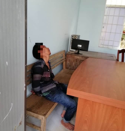 Đối tượng nghi ngáo đá cầm 2 con dao xông vào trụ sở công an đâm người - Ảnh 1.