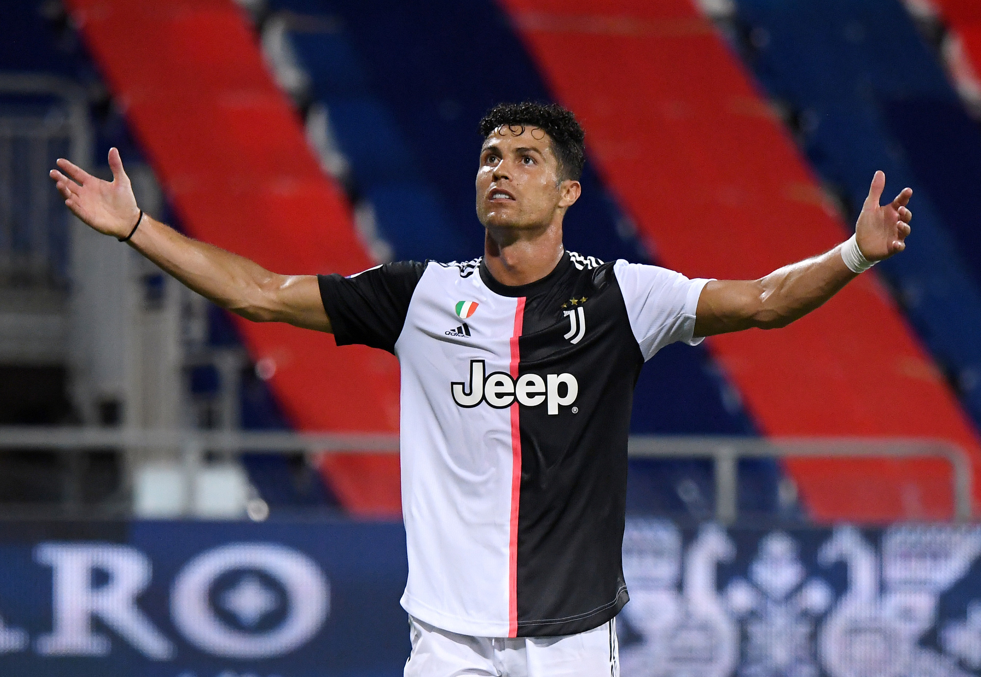 C&agrave;y ải 9 ng&agrave;y bốn trận, Ronaldo tan giấc mơ Chiếc gi&agrave;y v&agrave;ng - Ảnh 5.