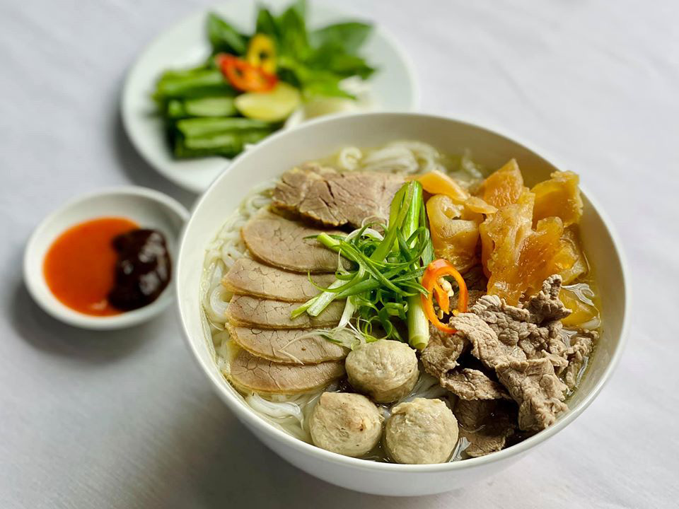 Quán phở hơn 70 năm vẫn nấu bằng củi