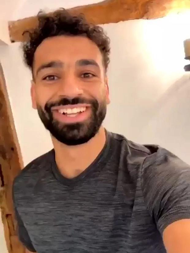 Salah &ldquo;lột x&aacute;c&rdquo;, người h&acirc;m mộ Liverpool th&iacute;ch th&uacute; - Ảnh 4.