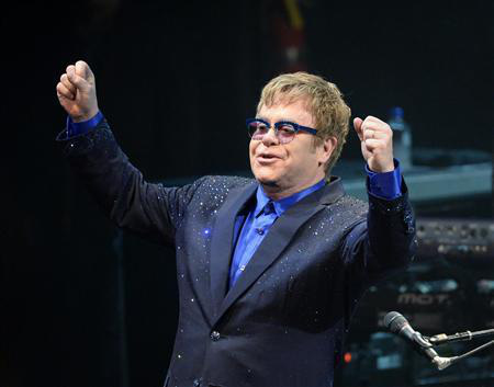 Elton John mong chính trị gia đừng “xài chùa” âm nhạc