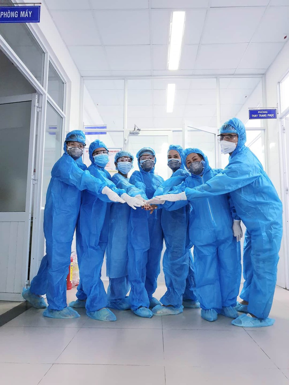 Chùm ảnh: Một ngày bận rộn của đội ngũ y bác sĩ BV Đà Nẵng trong khu phong tỏa