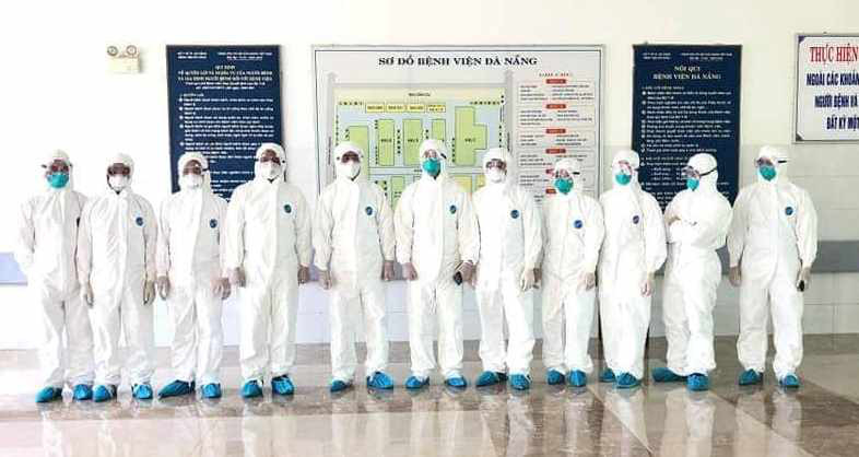 Chùm ảnh: Một ngày bận rộn của đội ngũ y bác sĩ BV Đà Nẵng trong khu phong tỏa - Ảnh 5.