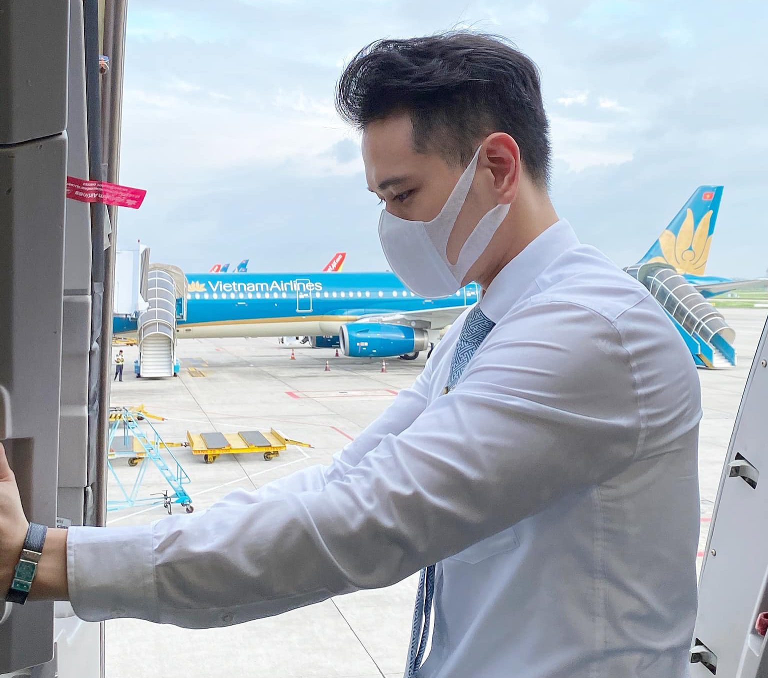 Guinea Xích đạo: Tâm sự của hai tiếp viên xung phong phục vụ khoang hành khách dương tính